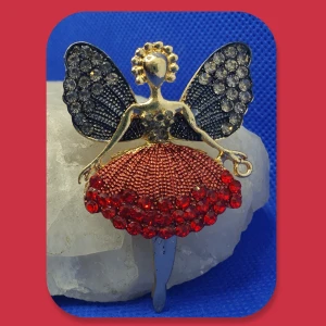 Brosch - Ängel - Brosch Ängel oanvänd  mått är: 6.2 × 4 cm. ✨️Titta igenom alla mina upplagda och köp fler saker i bundle för att spara på frakten och få allt du köpt i ett och samma paket✨️