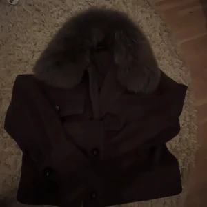 grå charlie meotine kappa💘 - säljer min meotine kappa i bra skick då den ej varit använd sen ungefär oktober 2023 eftersom jag ”bytte stil ” 💘 