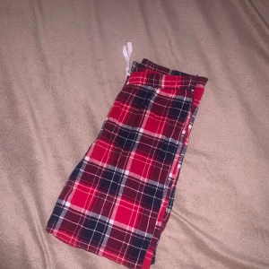 Rutiga pyjamasbyxor - Säljer ett par röda rutiga pyjamasbyxor från MYWEAR YOUNG i storlek 146-152. Dessa är i mycket bra skick och knappt använda. Jag skulle säga att den är lite stor i storleken. Kanske storlek 158 skulle jag säga🫶🏻🫶🏻 