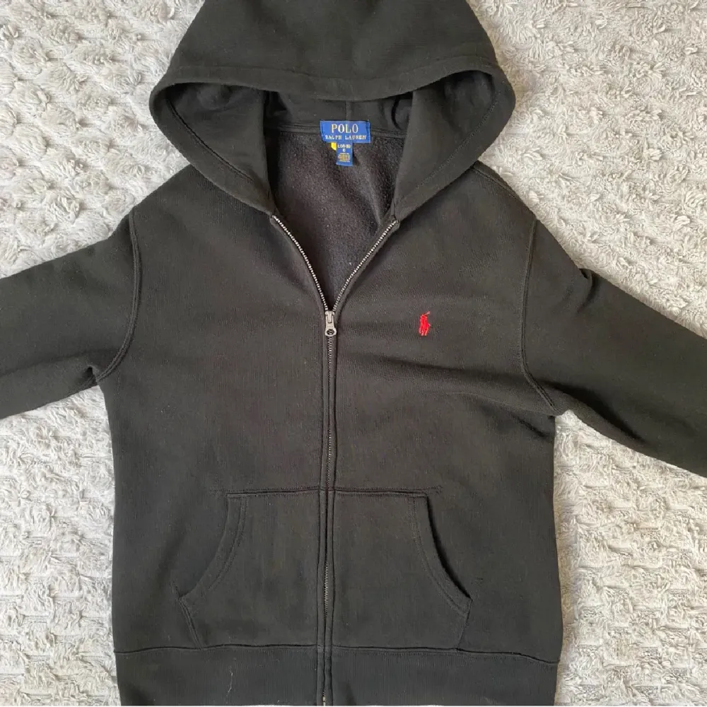 Sjukt fet ralph lauren zip. Stl 14-16y. Passar XS också. Aldrig använd. Hör av er vid frågor/funderingar. Tröjor & Koftor.