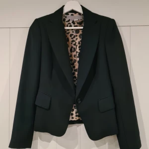 Svart kavaj - Svart kavaj m leopardfoder strl 36 från Zara Woman. Bra skick.