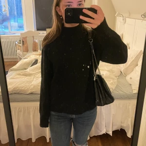 Svart stickad tröja - Svart stickad tröja ifrån kappahl, storlek S, knappt använd 