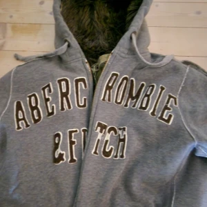 Abercrombie&fitch jacket - Fett skön jacka nu till vintern. Storlek Large men passar mer som Medium tycker jag. Jag på bilden är 180cm. Kan släppa för billigare vid snabb affär!