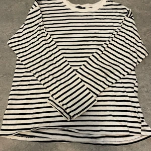 Randig långärmad tröja  - Tröja  Zara  