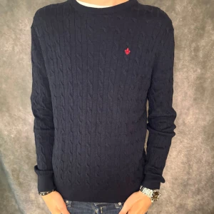 Morris tröja  -  // Morris tröja | Nyskick | Storlek: M (står XL i lappen men är helt fel) | Nypris runt 1600kr | Kontakta för fler frågor eller funderingar // Deluxecloset