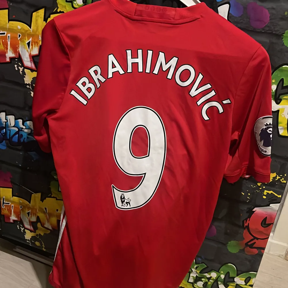 Storlek M, använd Max 3 gånger, som ny! Köpt på Old trafford när Zlatan spelade. T-shirts.