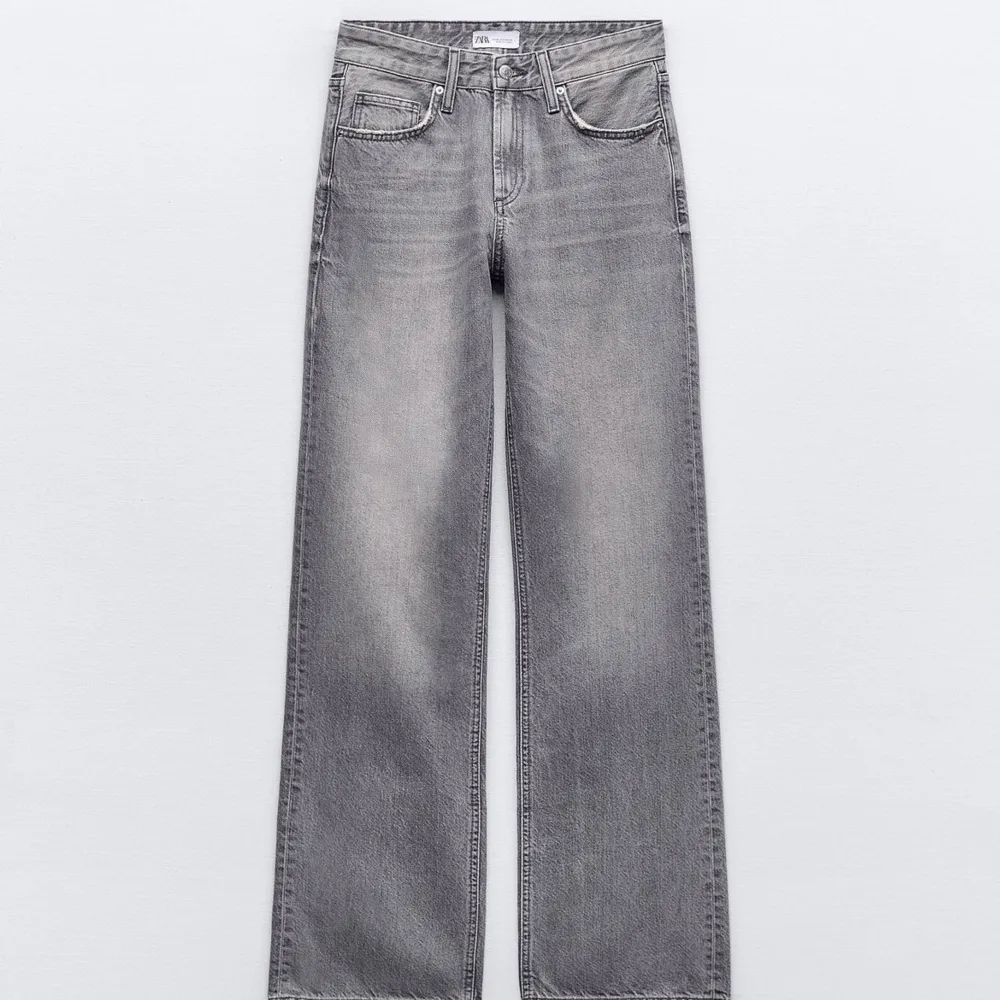 Säljer ett par snygga grå jeans från Zara. Dem är midwaist och är lite vidare längst ner. Långa och passar bra på mig som är 174. Knappt använda fler än 2 gånger.. Jeans & Byxor.