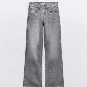 Grå jeans från Zara - Säljer ett par snygga grå jeans från Zara. Dem är midwaist och är lite vidare längst ner. Långa och passar bra på mig som är 174. Knappt använda fler än 2 gånger.