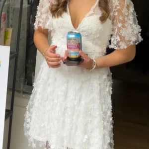 Stundeklänning - Säljer denna studentklänning med spetsblommor. Använd 1 gång så i fint skick. Nypris 1000, säljer för 500+ ev frakt☺️. Skriv för fler bilder🥰 