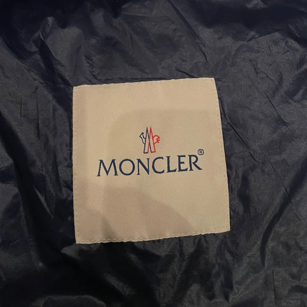 Moncler väst (Blå) Storlek: 3   Cond: 6/10   Lagad på baksidan (se bild 2). Jackor.