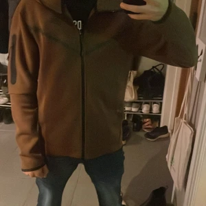 Nike tech - Säljer min Nike tech då jag inte använder den. Typ som ny nypris runt 1000 mitt pris 550