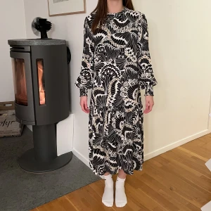 Mönstrad klänning - Mönstrad svartvit och gul klänning från Lindex. Strl xs, sparsamt använd och i nyskick. Skriv för mer info 