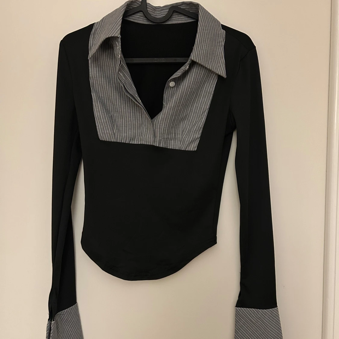 Svart långärmad topp med randig krage - 90