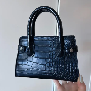 Minibag från Gina Tricot - Säljer denna lilla väskan då den aldrig kom till användning, ny utan prislapp helt enkelt!