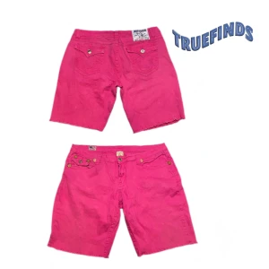 True religion shorts pink joey super T - Midjemått:46 Yterbenslängd:47 Innerbenslängd:23 Benöppning:26 Gren höjd:23 Storlek:38 ( i cm )  Priser kan diskuteras‼️