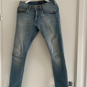 Blå jeans från Lee - Snygga ljusblå jeans från Lee modell Luke. Passformen är slim