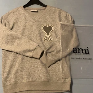 Grå sweatshirt från Ami Alexandre Mattiussi - Ami sweater Storlek passar S/XS, Påse ingår 