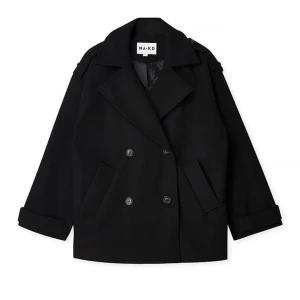 Svart kappa från NA-KD - Snygg svart kappa från NA-KD med dubbelknäppning och breda slag. Jackan har en klassisk design med två framfickor och uppvikta ärmslut. Perfekt för en stilren look.