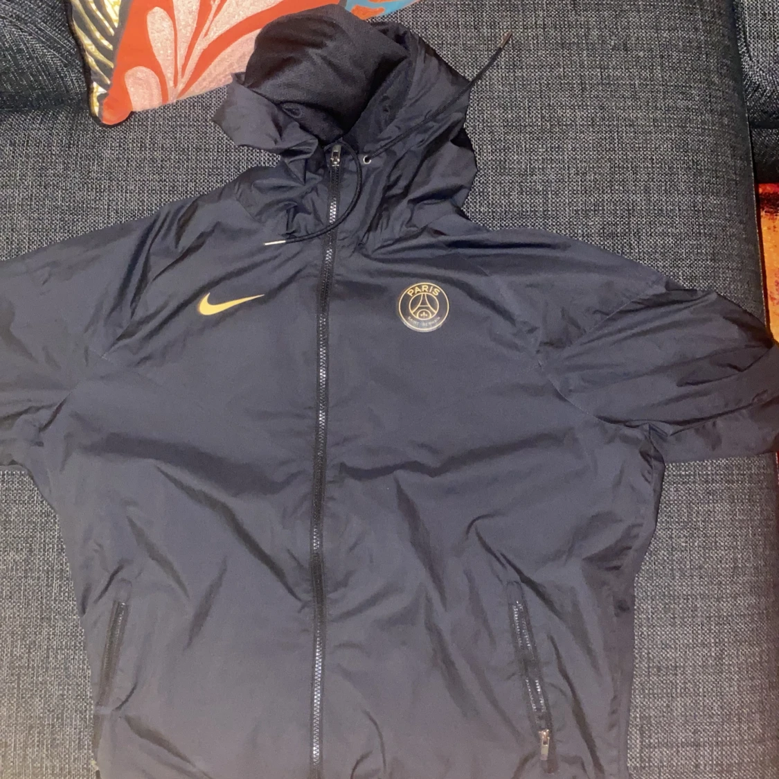 Svart vindjacka från Nike Paris Saint-Germain