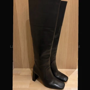 Svarta höga stövlar - Snygga svarta höga stövlar