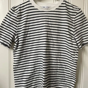 Randig t-shirt från Zara - Säljer en fin basic svartvit t-shirt från Zara då jag inte använder den🤍🖤🪩 Den är använd 2-3 ggr och är i Storlek S.