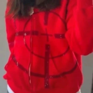 Named Collective zip up hoodie - Bra skick, skriv vid frågor eller så!😊  Pris går att diskutera! Tror alla paljetter sitter kvar men har oxå kvar en liten påse med extra som man får med!🫶🏼