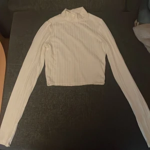 Tröja med hög krage  - Använd 1-2 gånger. Från h&m storlek xs. Hör av er om ni har frågor💗
