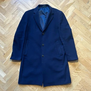 Ralph Lauren ull rock - Säljer en stilren och klassisk rock från Ralph Lauren. Rocken är i bra skick, det som finns att anmärka är att ficka har släppt i sömmen (se sista bilderna) Storlek 40L vilket motsvarar Large (se även måtten)  Material: Ull-Kashmir  Nypris: ca 6000kr  ”Mått” Längd: 106cm  Ytterarm: 70cm  Armhåla: 58cm 