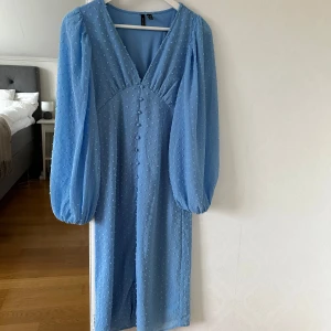 Ljusblå klänning från Vero Moda - Säljer en superfin somrig klänning från veromoda. Har använt fåtal gånger och är därför i mycket gott skick. Nypris 449kr. Storlek Xs