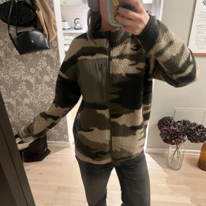 Fleecejacka - As najs fleecejacka som är bra nu för skidsäsong med afterski oså!! Storlek 170 barn men jag är 171cm lång och den passar bra!! 