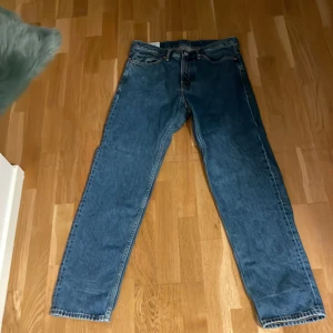 Blå jeansbyxor - Klassiska blå jeans med rak passform och femficksdesign. Perfekta för en avslappnad stil. De har en traditionell dragkedja och knappstängning. Köpt för 500. Använt en gång. Storlek 32/32