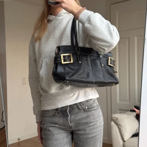 Svart axelväska - Superfin väska!! Skriv om du vill ha bilder på defekter