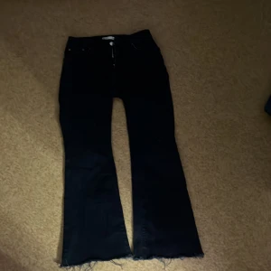 Svarta bootcut jeans från Perfect Jeans - Snygga svarta bootcut jeans från gina Perfect Jeans. De har en klassisk design med dragkedja och knapp framtill. Perfekta för en stilren look.