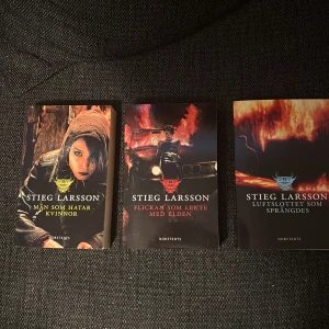 Millennium-trilogin av Stieg Larsson - Säljer Millennium-trilogin av Stieg Larsson. Inkluderar 'Män som hatar kvinnor', 'Flickan som lekte med elden' och 'Luftslottet som sprängdes'. Böckerna har dramatiska omslag med mörka och eldiga färger. Perfekt för dig som älskar spänning och deckare!