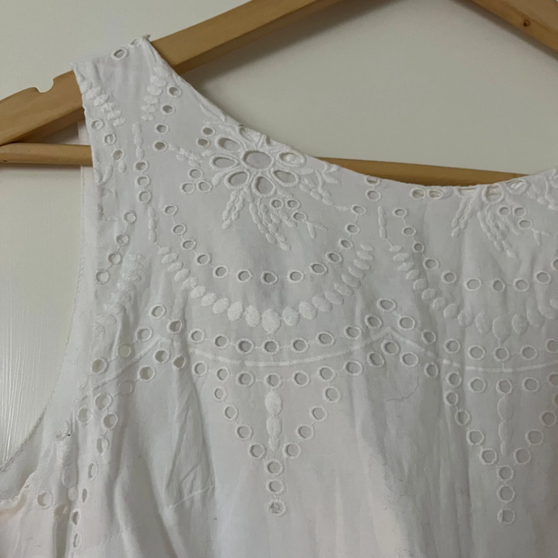 Vit ärmlös klänning med broderi - 2