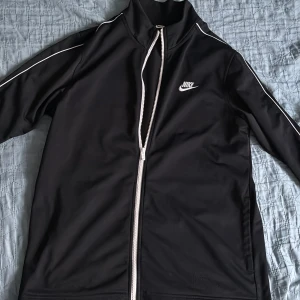 Nike kofta - Simpel och fin Nike kofta, storlek M. Perfekt inför våren och sommaren