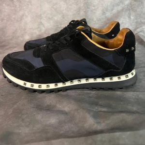 Valentino rockrunners sneakers - Skick mycket bra, size 43 fits 42, prioritet till bundles. Inget og medföljer. Fraktas samma eller dagen efter. Äkta