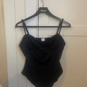 Svart baddräkt - Snygg svart body med smala axelband:)
