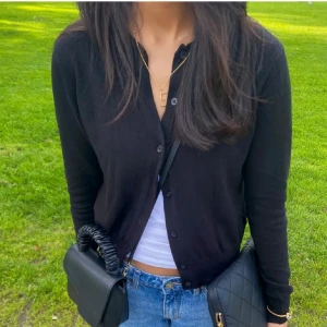 Svart kofta - Säljer denna kofta från HM i stl S. Den är i nyskick💕