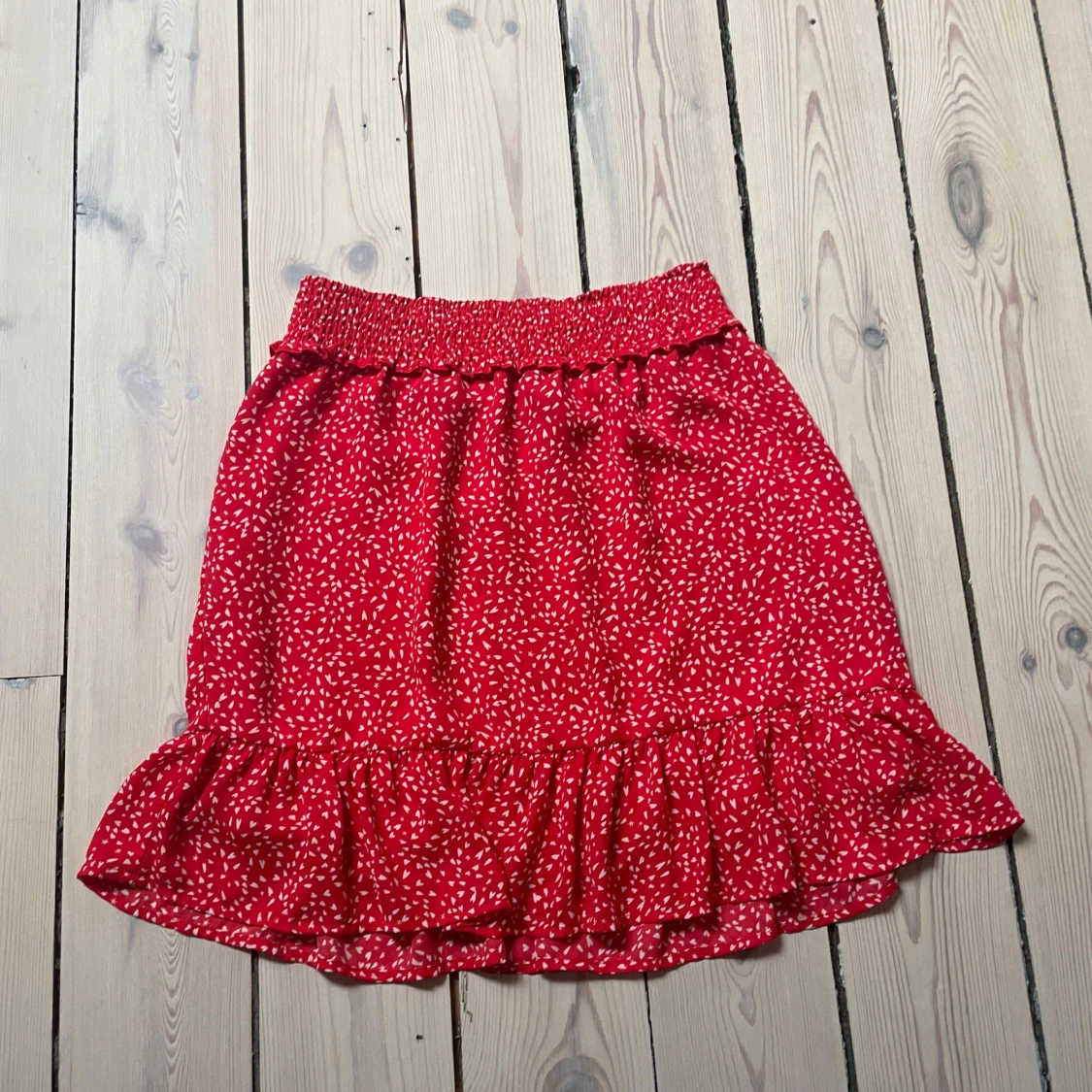 Röd kjol från Holy and Whyte by Lindex