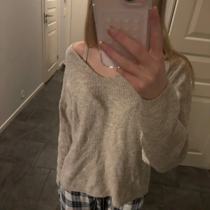 Beige ribbad tröja - Säljer en mysig beige ribbad tröja med v-ringad hals. Tröjan har långa ärmar och en avslappnad passform, perfekt för en bekväm stil. Passar bra till både jeans och mjukisbyxor.🩷