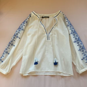 Sommar blus - Säljer denna jätte gulliga blusen från Zara☺️☺️ Har bara använt den två gånger