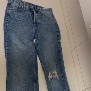 Blå jeans med slitningar - Snygga blå jeans 