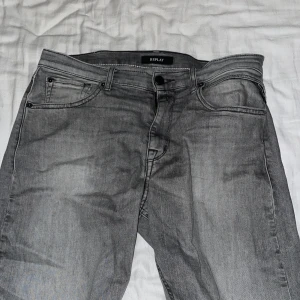 Replay jeans - Ett par gråa replay jeans i modellen thad  Storleken är 30/32 och passar bra till nästan allt priset kan diskuteras 