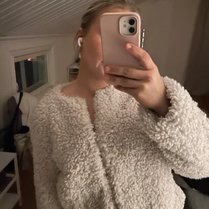 Beige teddyjacka från H&M - Mysig beige teddyjacka från H&M. 