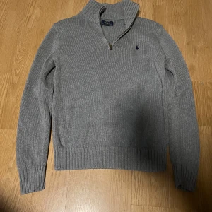 Ralph lauren zip  - En grå Ralph lauren half zip i mycket bra skick, storlek S😃