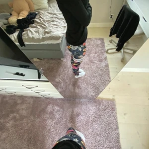 Tränings tights stronger - Snygga och färgglada leggings från Stronger med fruktmönster. Fint skick!