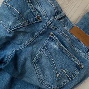 jeans från Junkyard - Snygga Jeans som tyvärr blivit för små lågmidjade och bootcut storlek s skriv privat för mott eller flera bilder PRO går att diskutera❣️