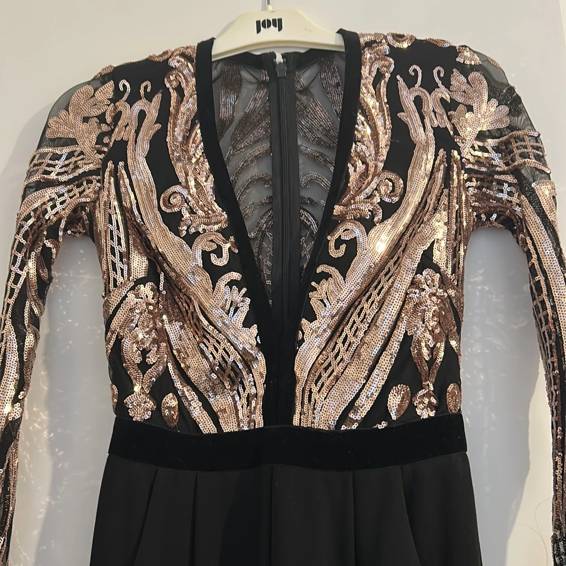 Svart och guld paljettbyxdress i storlek 36 EU från Goddiva - 3