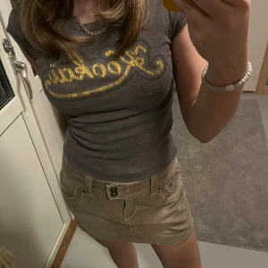 T-shirt  - Brun t-shirt med tydliga tecken på användning.  Lite nopprig på insidan med ett elastiskt material💞Jag är en storlek 36